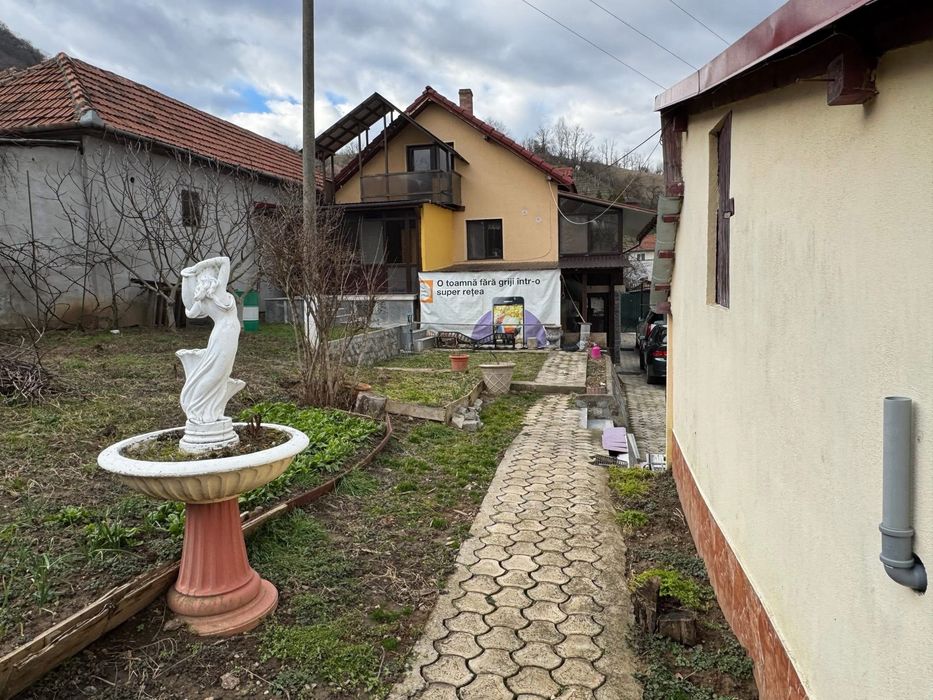 Casă de vânzare în Deva într-o zonă foarte liniștită și cu o panoramă deosebită ( casa este nou construită ).
