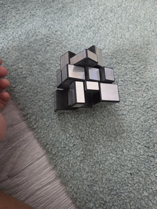 Vând 2 cuburi Rubik