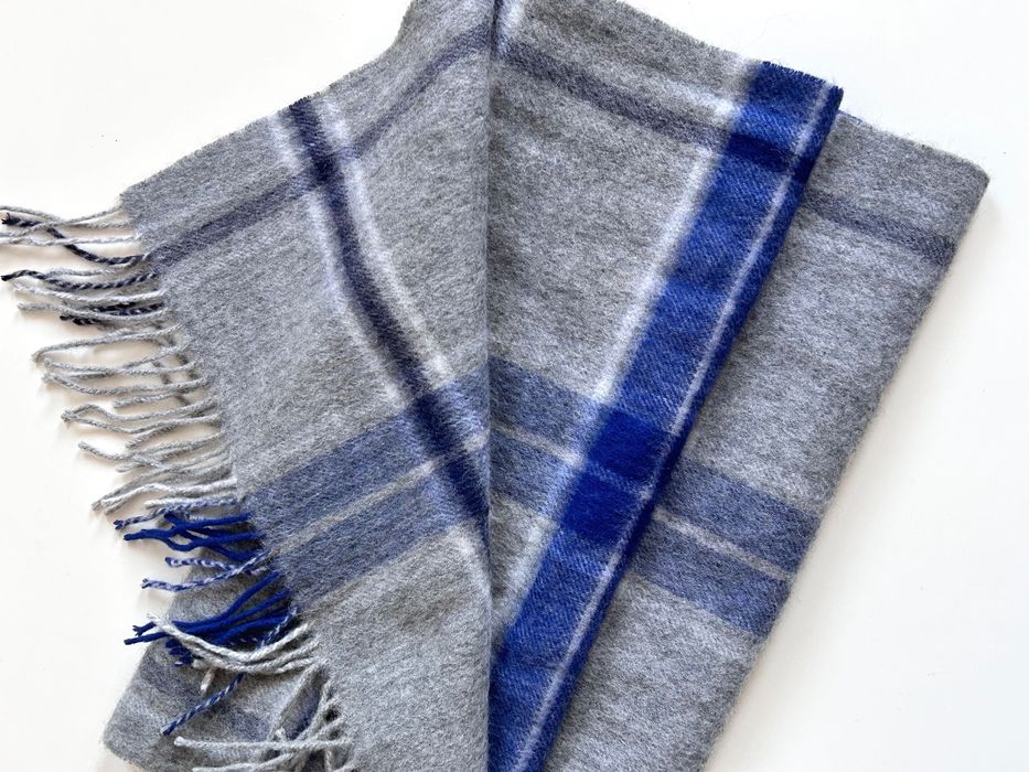 Разкошен мек вълнен шал в синьо и сиво