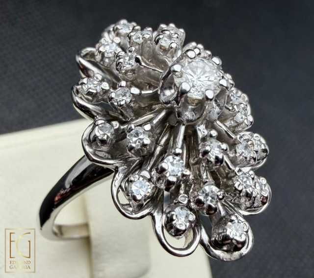 Inel din aur alb, decorat cu diamante