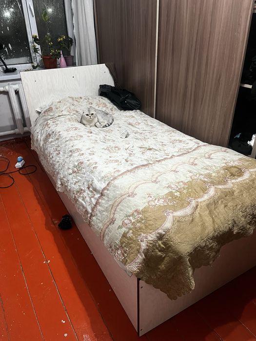 1 спальная кровать с матрасом