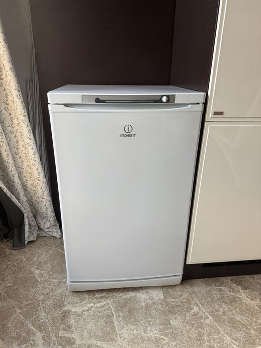 Морозильник Indesit  SFR100 Белый
