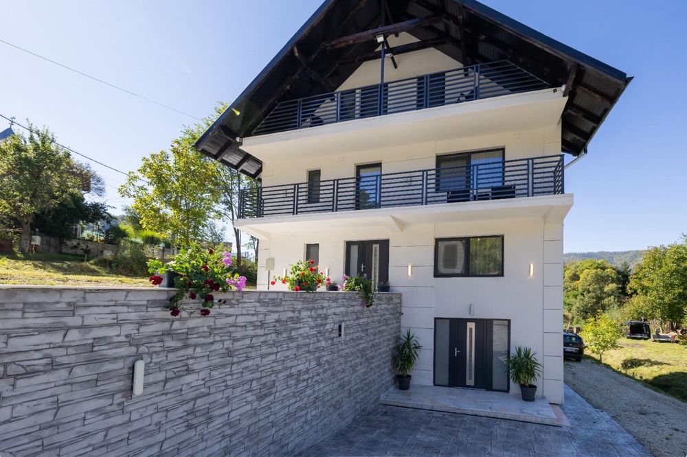 Casa de vacanta noua la munte 8 camere, lux, no Rucar Arges Rucar • OLX.ro