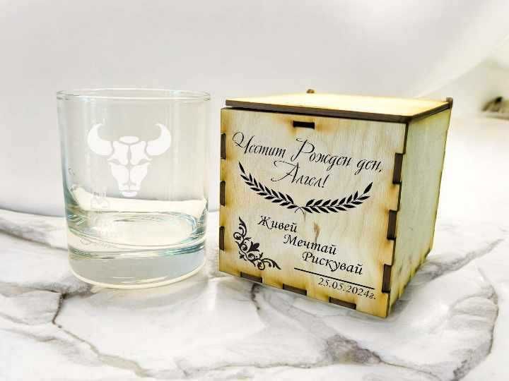 Лазерно гравирани стъклени чаши с дървена кутия ( различни модели )