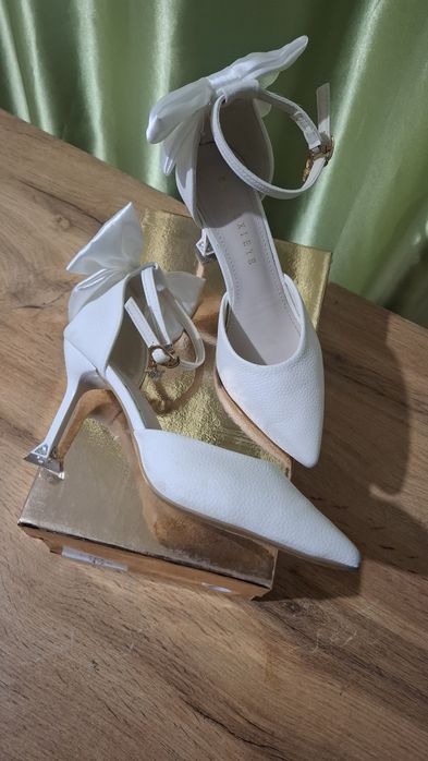 Туфли белые с бантиком