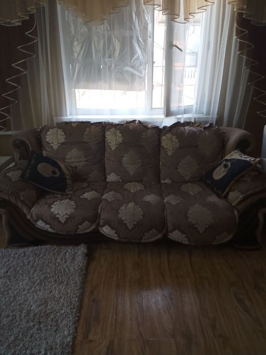 Диван, тройка. В гостинную.