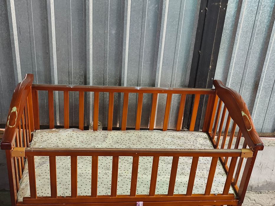 Манеж и детский стул