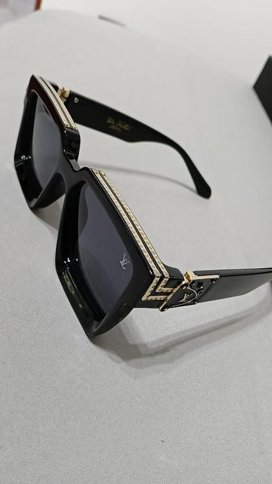 Ochelari de soare noi