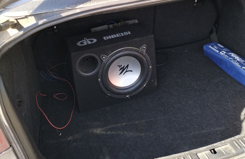 Vând tub bass auto complect cu amplificator in stare de funcționare