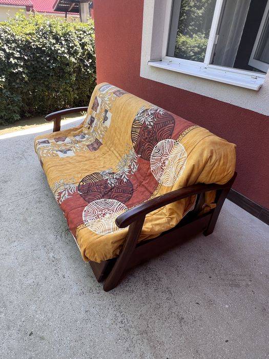 Canapea extensibila, dehusabila, cadru din lemn masiv finisat