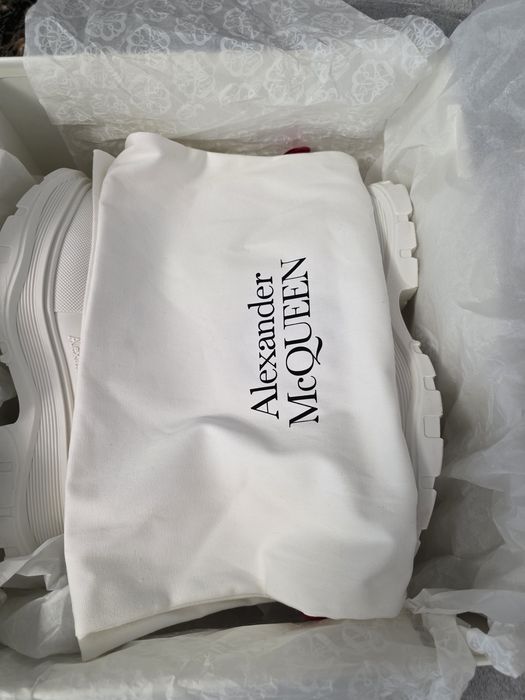 Alexander Mcqueen pentru femei.
