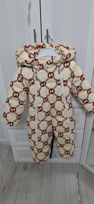 Продаются комбинезоны.