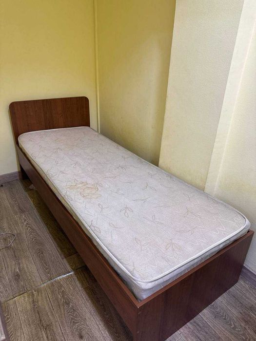 Кровать с матрасом