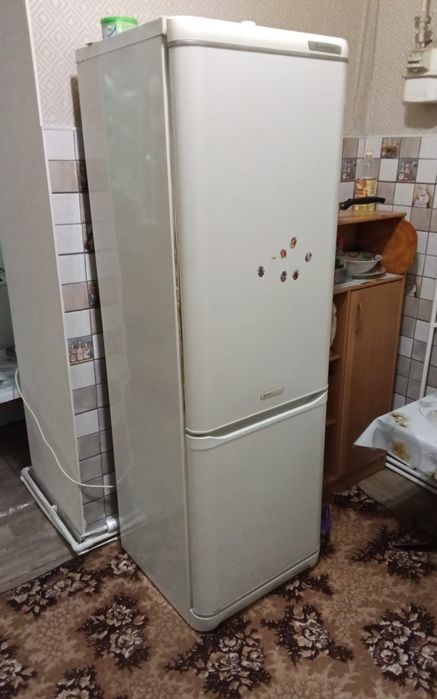 Продам холодильник Indesit, высота 1.8.