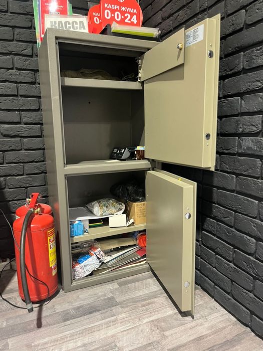 Сейф железный б. у.