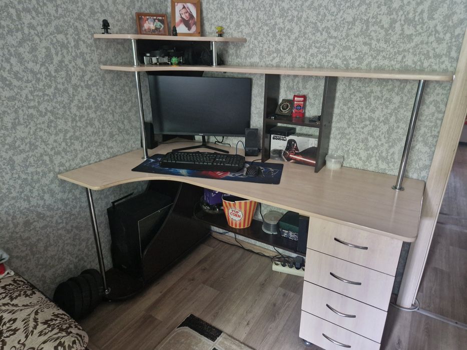 Продам стол компьютерный