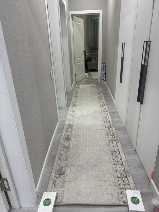 Дорожка ковер бело серый