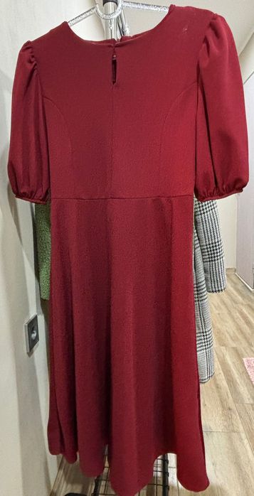 Дамска бордо рокля миди с панделка