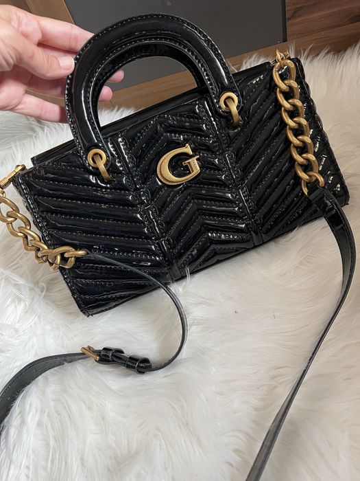 Нова лачена чанта guess