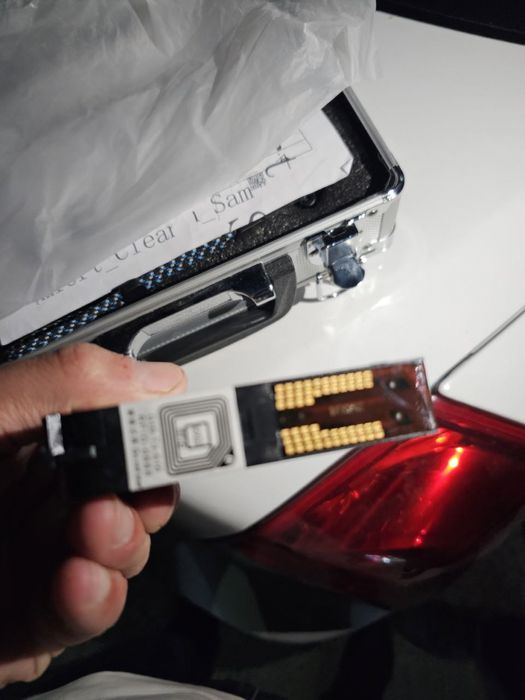 Принтер ручной. Имеется чёрная и белая краска.