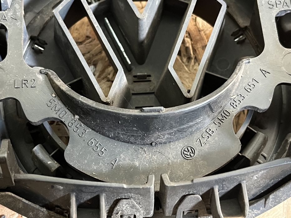Grila centrala Volkswagen Golf 5 plus cod: 5M0853655