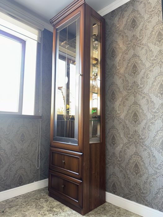 Сервант комод стол со стульями