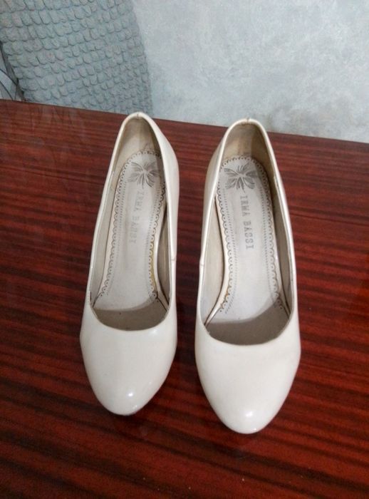 Лакированные элегантные  белые туфли продам срочно!!!