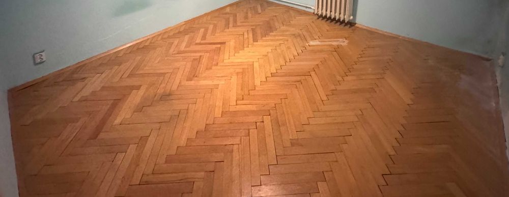 Масивен дървен паркет „рибена кост“ около 32 кв.м – София