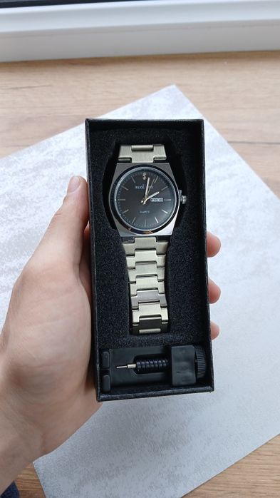 Универсальные часы Silver Black