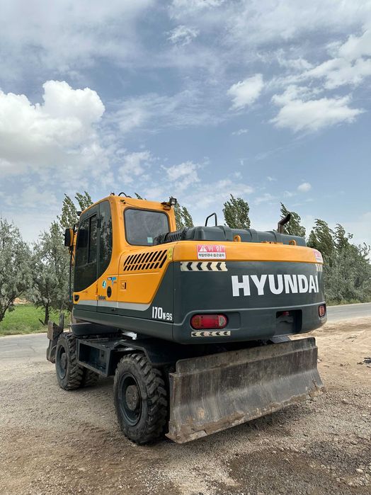 Экскаватор сотилади 59 000 y.e.