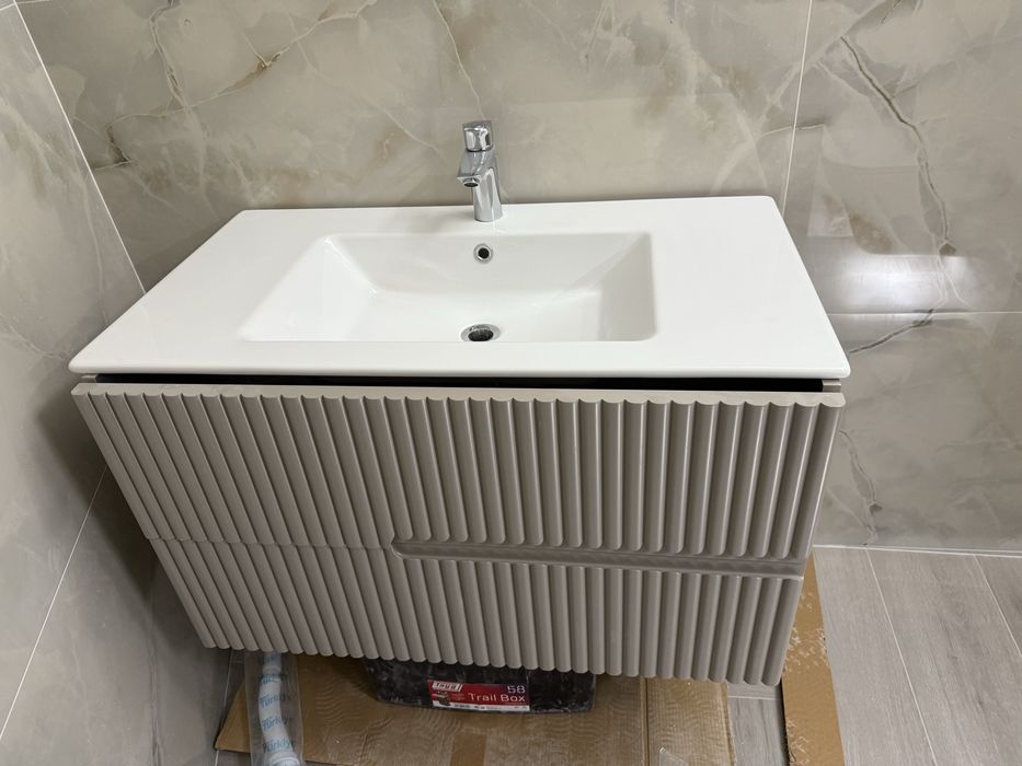 Чисто нов шкаф с мивка за баня!