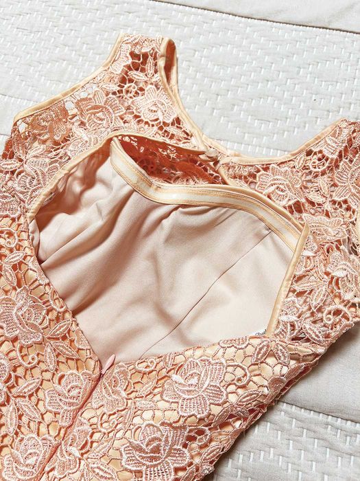 Вечернее открытое платье со шлейфом