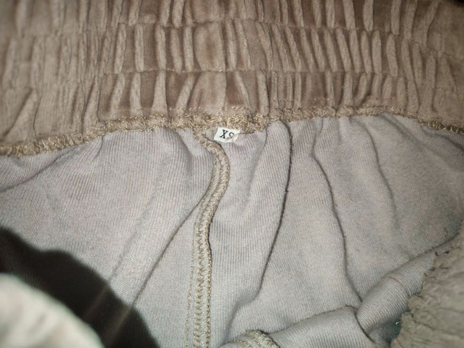 Pantaloni mărimea XS din catifea purtați de doua ori