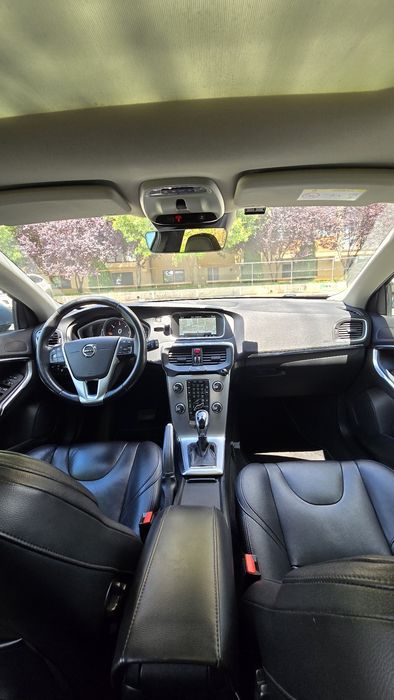 Volvo V40 Inscription 2017 / 2.0D Euro 6 / Distribuție Schimbată / Keyless / Sensus / Panoramic