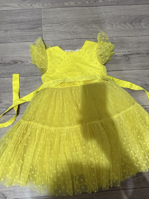 Продам нарядные платья для девочки на 3–5 лет