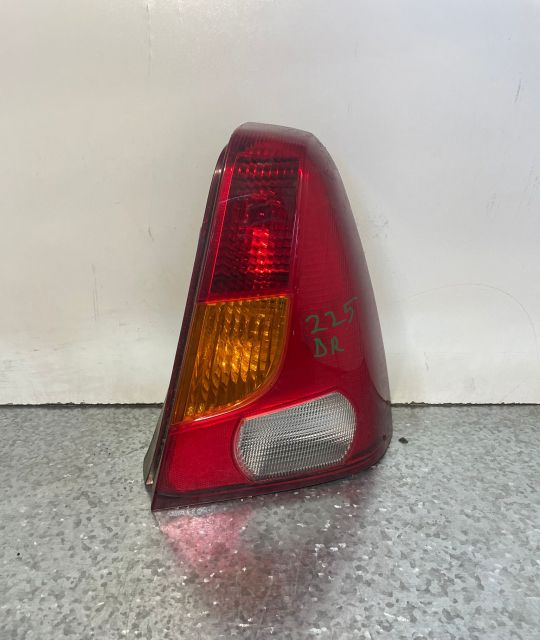 Lampa / Tripla stop dreapta pe aripa Dacia Logan prima generatie