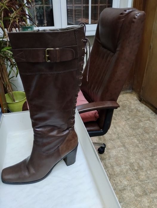Дамски ботуши BATA oт телешка кожа.
