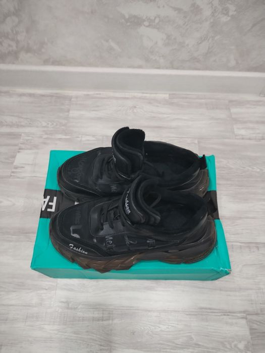 Продам красовки женские