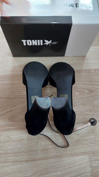 Продавам черни велурени сандали на дебел ток