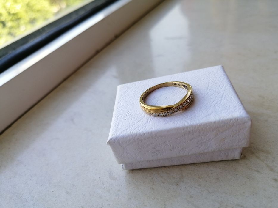 Златни пръстени с диаманти