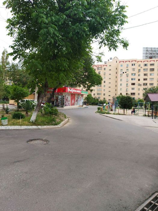 Uy sotiladi Qoratoshda 1 etaj 3 xonali.