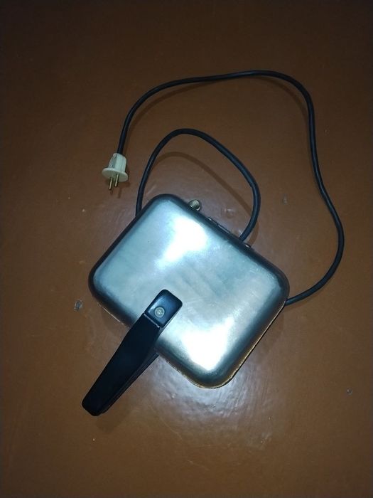 Вафельница в отличном состоянии