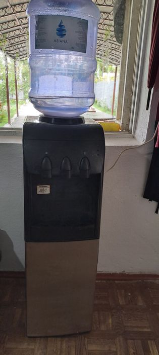 Диспенсер для горячей и холодной воды