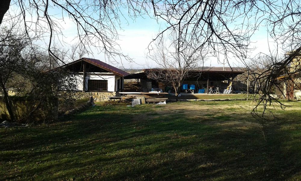 Тухлена къща !!! и  селскостопански постройки  село Горна Кабда