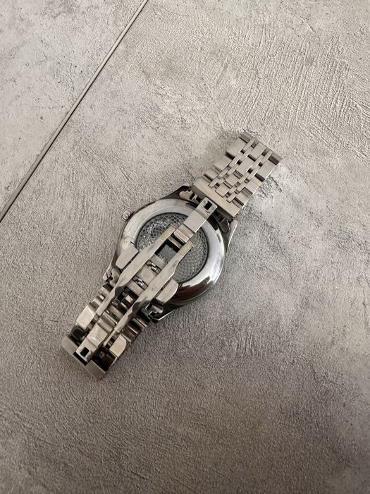 Часы Omega серые кварцовые