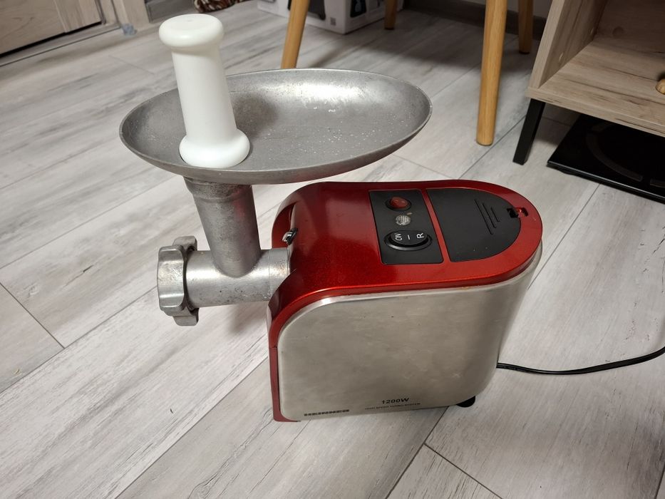 Masina tocat Heinner cu accesoriu carnati