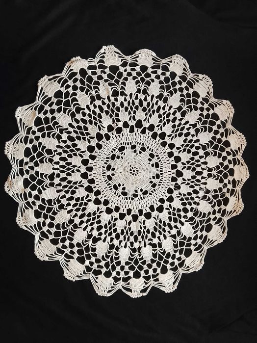 Покривки и подложки, плетени на една кука.