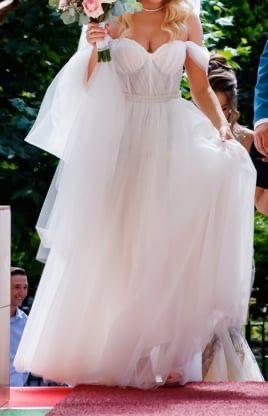 Rochie de Mireasa cu corset reglabil si 2 tipuri de maneci detasabile.