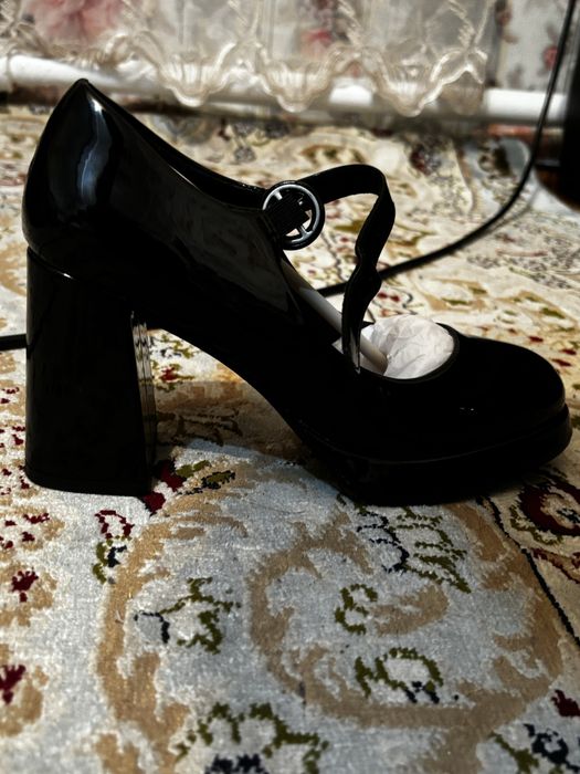 Модные туфли на среднем каблуке бренда.