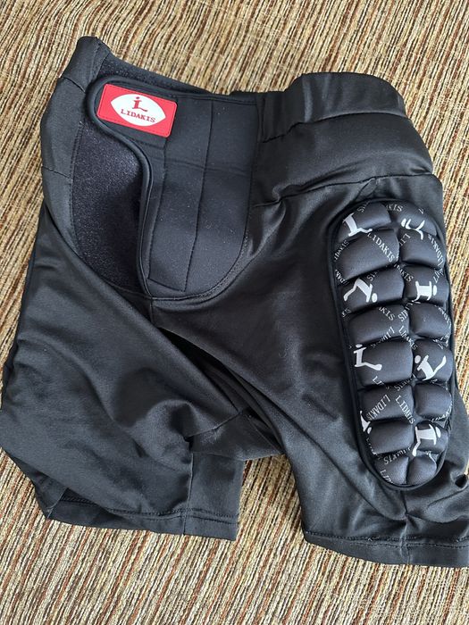 Защитные шорты и наколенники